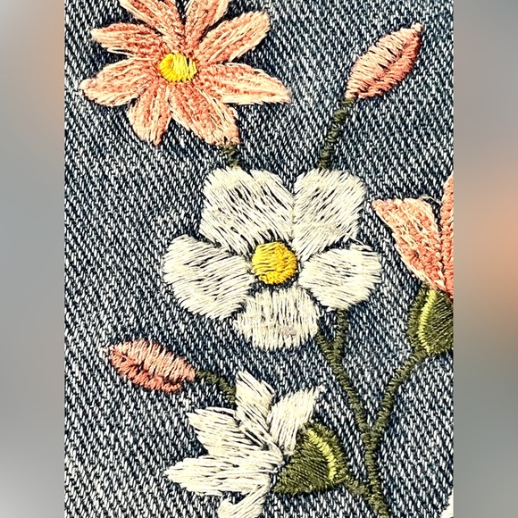 Time and True Women’s Blue Jean Shorts with Floral Embroidery Size 4 - Picture 3 of 16